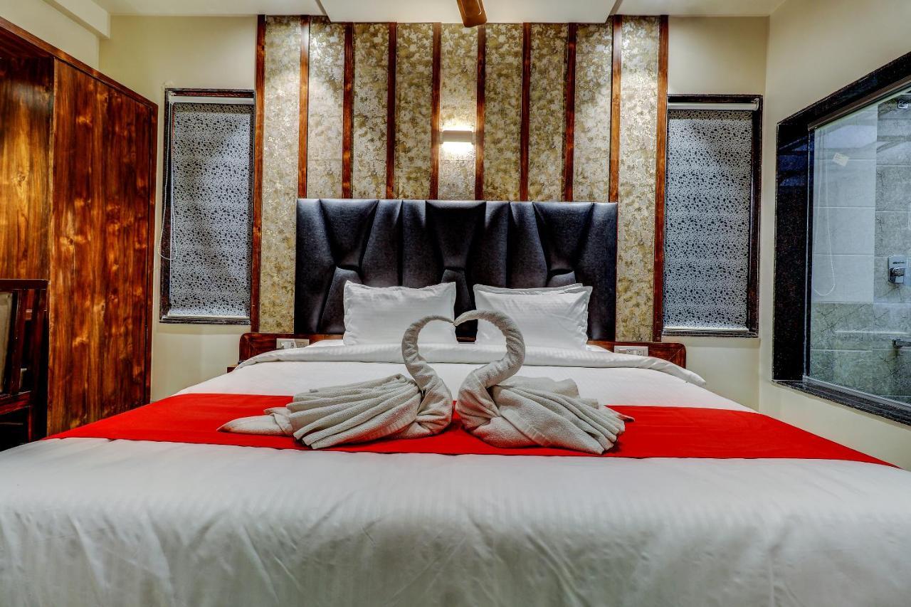 Hotel Apratim Lodging & Boarding Ulhāsnagar Eksteriør billede