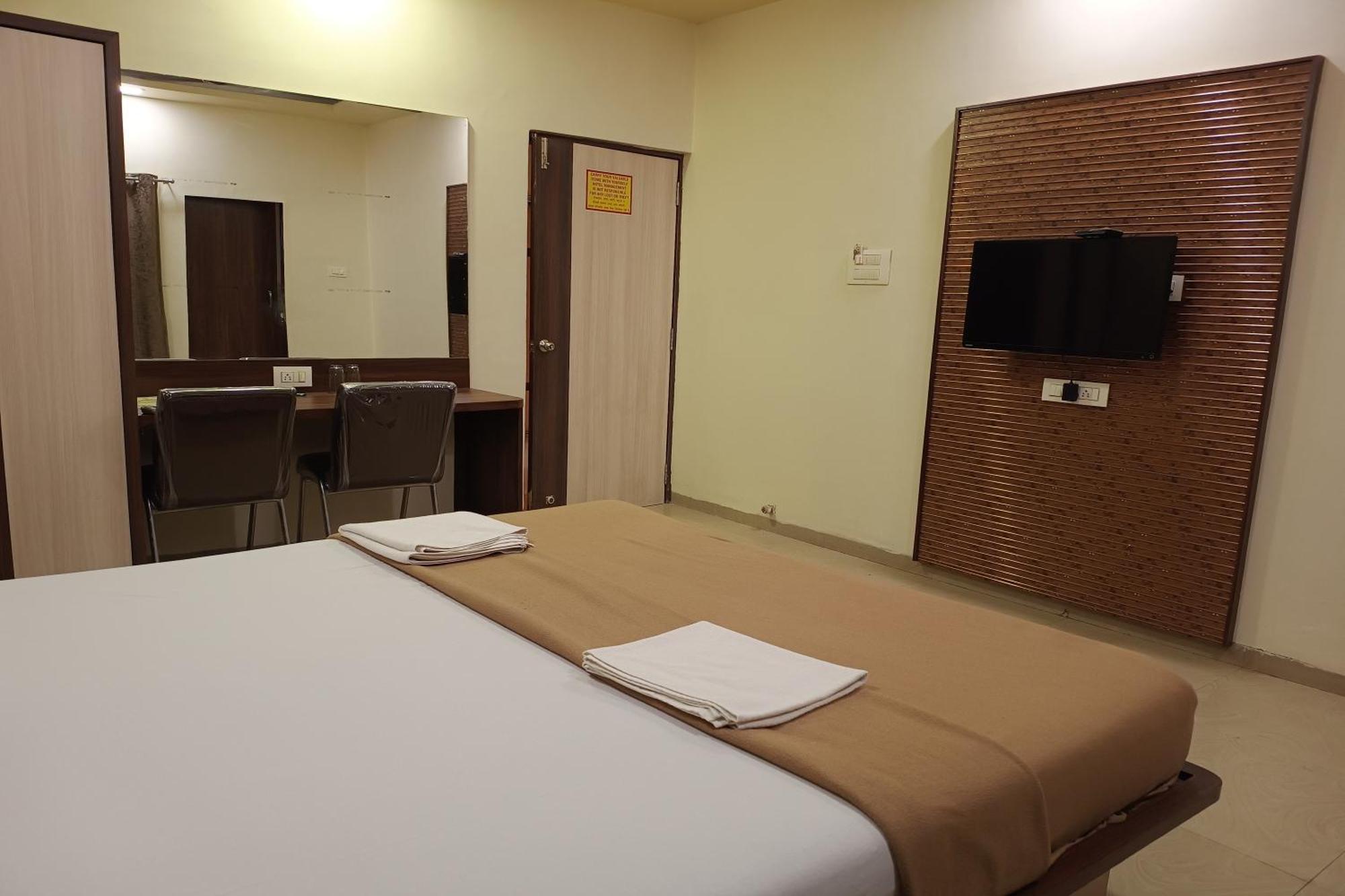 Hotel Apratim Lodging & Boarding Ulhāsnagar Eksteriør billede